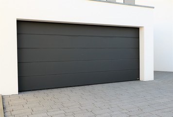 Modernes neues Garagentor (Sektionaltor)