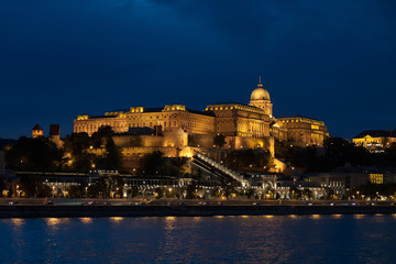 Fototapeta na wymiar Panoramica nocturna del castillo de Buda y el Bastión de Pescadores en Budapest, Hungria
