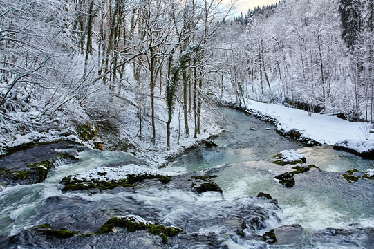 Source du Lison à Nans-sous-Sainte-Anne en hiver