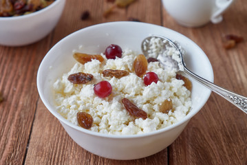 Cottage cheese with raisins and cranberries