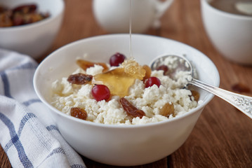Cottage cheese with raisins, cranberries and honey