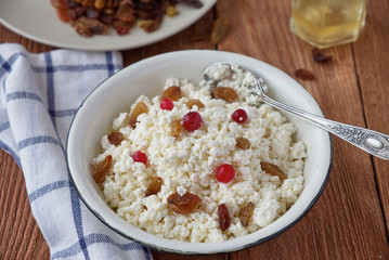 Cottage cheese with raisins and cranberries