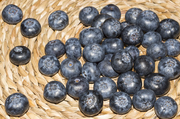 arandanos sobre fondo rustico