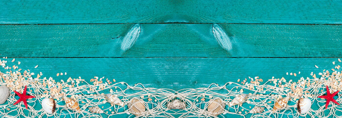Strandgut, Fischernetz und Muscheln auf leerem Holzbretter Hintergrund, Textur mit Querformat und...