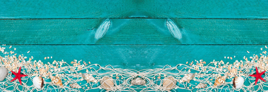 Strandgut, Fischernetz und Muscheln auf leerem Holzbretter Hintergrund, Textur mit Querformat und Freiraum für Text