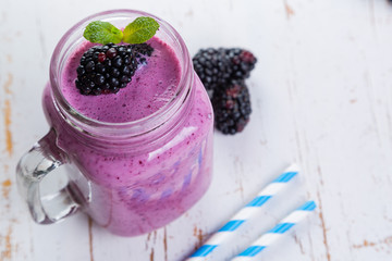 Blackberry jogurt smoothie in glass jar
