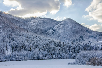 Paysage montagneux d'hiver près de Nans-sous-Sainte-Anne en France
