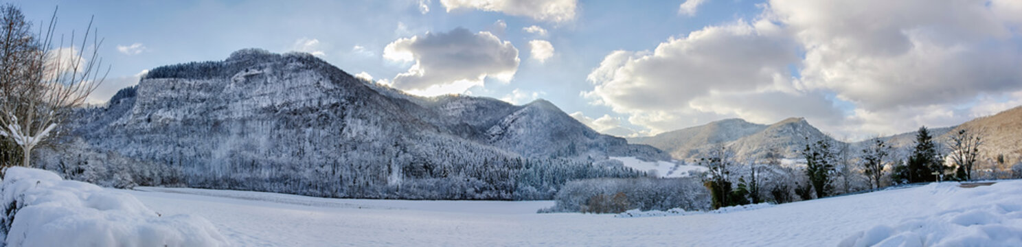 Paysage montagneux d'hiver pr&egrave;s de Nans-sous-Sainte-Anne en France