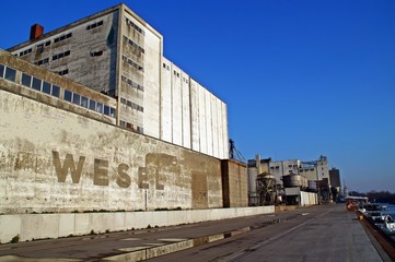 Fototapeta premium Speichergebäude im Stadthafen Wesel