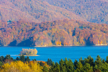 Obraz premium Autumn on the Solina Lake in Bieszczady Mountains, Poland