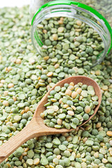 Fototapeta premium uncooked peas is scattered background