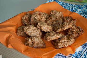 Piatto di biscotti a base di frutta secca "brutti ma buoni"
