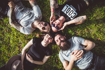Portraits d'un groupe de jeunes Hipster allongé dans l'herbe