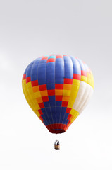 Naklejka premium Colored balloon over grey sky