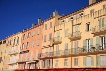 Fototapeta na wymiar les maisons de Saint Tropez