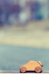 車のおもちゃ,自然の背景