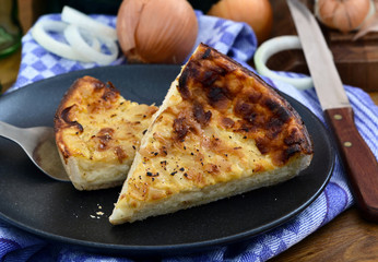 Basler Zwiebelw&auml;he - Zwiebelw&auml;je auf Teller, Rustikal angerichtet, Foodstyling