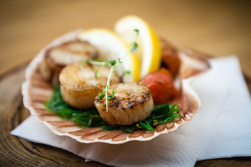 Fried scallops with vegetables