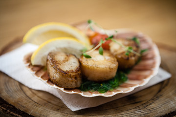 Fried scallops with vegetables