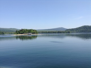 広い湖に浮かぶ一つの小島と小さな小屋