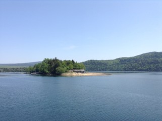 Obraz premium 小島に立つ一軒の小屋（北海道）