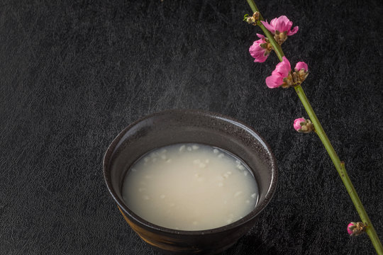 甘酒　sweet alcoholic drink made from sake lees Japan