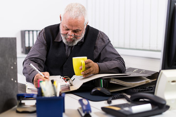 Mann am Schreibtisch mit Stress und Burnout
