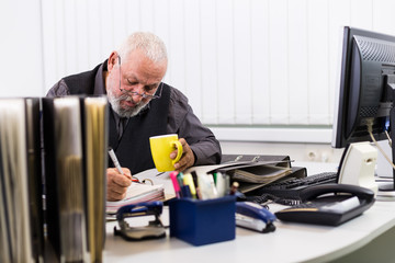 Mann am Schreibtisch mit Stress und Burnout