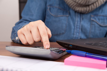 Frau sitzt am Schreibtisch, Notebook, Rechner