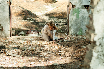 Mujer de rodillas en el suelo con pena