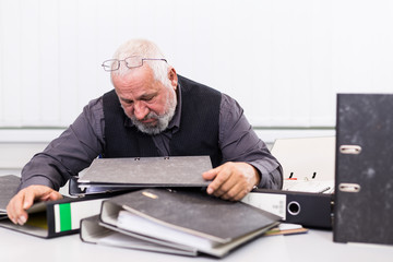 Mann am Schreibtisch mit Stress und Burnout