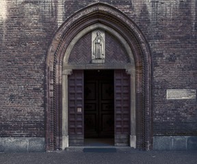 Fototapeta na wymiar ingresso a Santa Maria Incoronata, chiesa medievale dalla doppia facciata