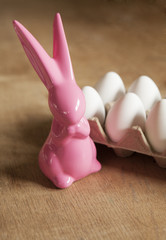 lapin rose de pâques et œufs blanc 