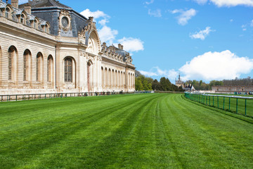 La piste du champ de courses et les grandes écuries, Chantilly, Oise, Haut de France - obrazy, fototapety, plakaty