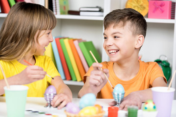 Obraz na płótnie Canvas Easter holiday - kid coloring eggs