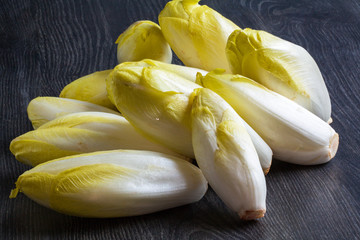 Endives empilées sur fond sombre 
