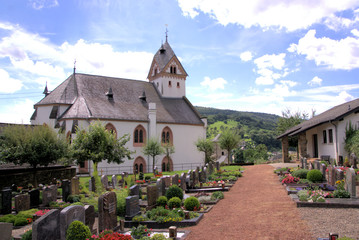 Fototapeta na wymiar Der Friedhof und die Evangelische Kirche St.Kastor in Dausenau, Gemeinde Bad Ems
