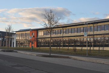 Fototapeta na wymiar Schulhaus, Schulgebäude, Schulhof, Schulpause, Schule