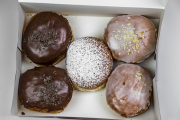 Fünf unterschiedliche Krapfen in Schachtel