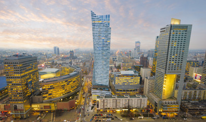 Fototapeta premium Warszawskie miasto z nowoczesnym wieżowcem