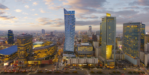 Fototapeta premium Warszawskie miasto z nowoczesnym wieżowcem