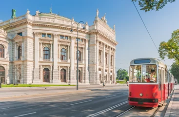 Gartenposter Wiener Burgtheater mit traditioneller Straßenbahn, Wien, Österreich © JFL Photography