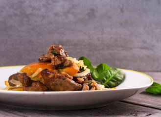 Liver with apple, spinach and onion