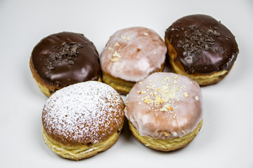 Fünf unterschiedliche Krapfen von oben