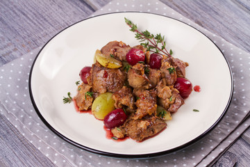 Liver with red and white grape garnished with thyme