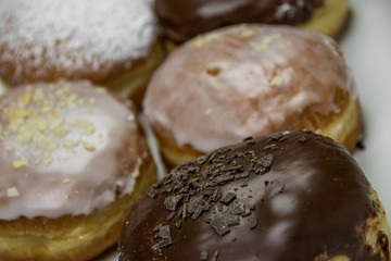 Fünf unterschiedliche Krapfen in Schachtel