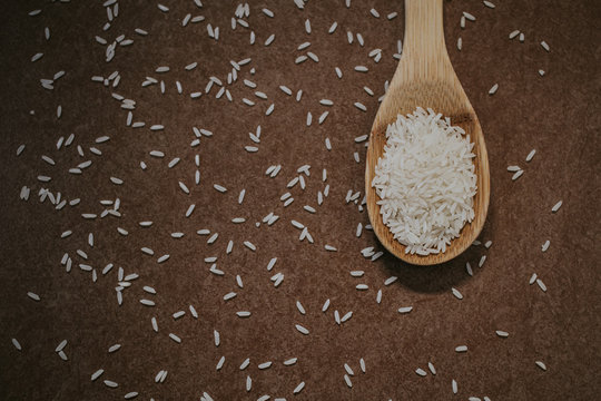 Cuchara de madera con arroz