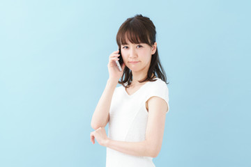 スマートフォン・悩む女性