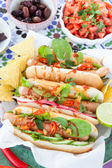 Frische Hot Dogs mit Tortilla Chips