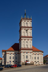 Fototapeta na wymiar Stadtkirche Neustrelitz: Blick von Südwesten auf das Hauptportal